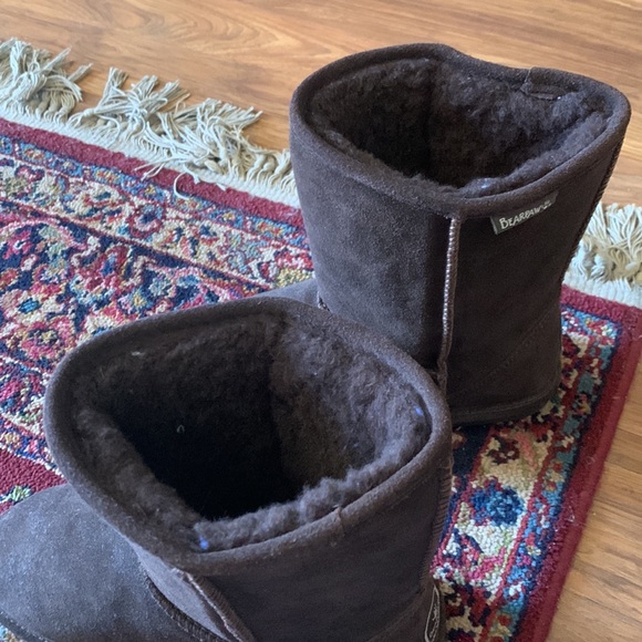 Bearpaw Emma Short chocolate suede boots. NWOT, inside sheep skin. - Picture 4 of 9